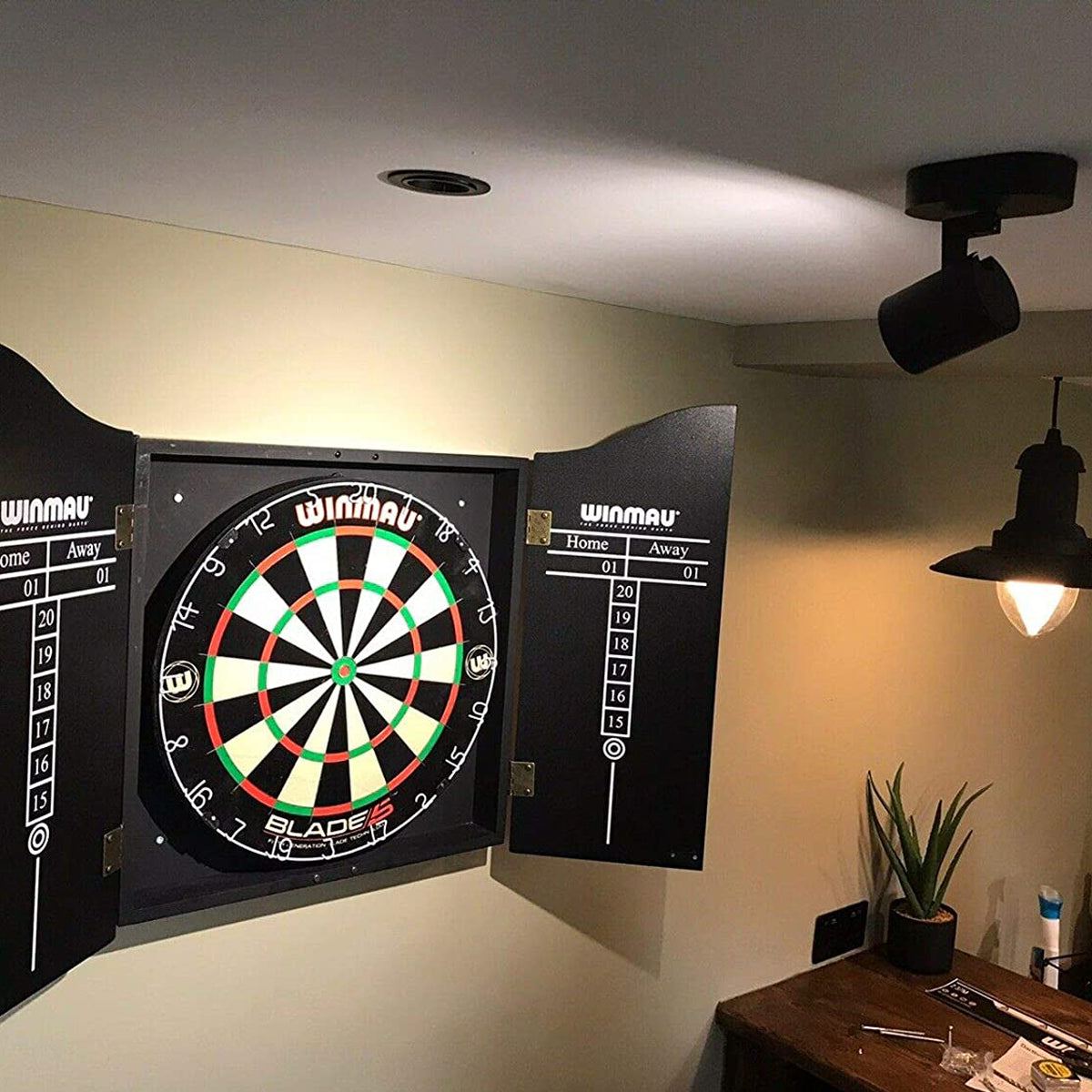 We combine practicality with atmosphere, the result is the Carla series. These universal spots can be used wherever you would like. The sleek design will feel like a fits perfectly with all interiors. Adjustable to give the desired light out put exactly where you want the light to beam. These lights are made from a high quality aluminum and powder coated to black immaculate finish.