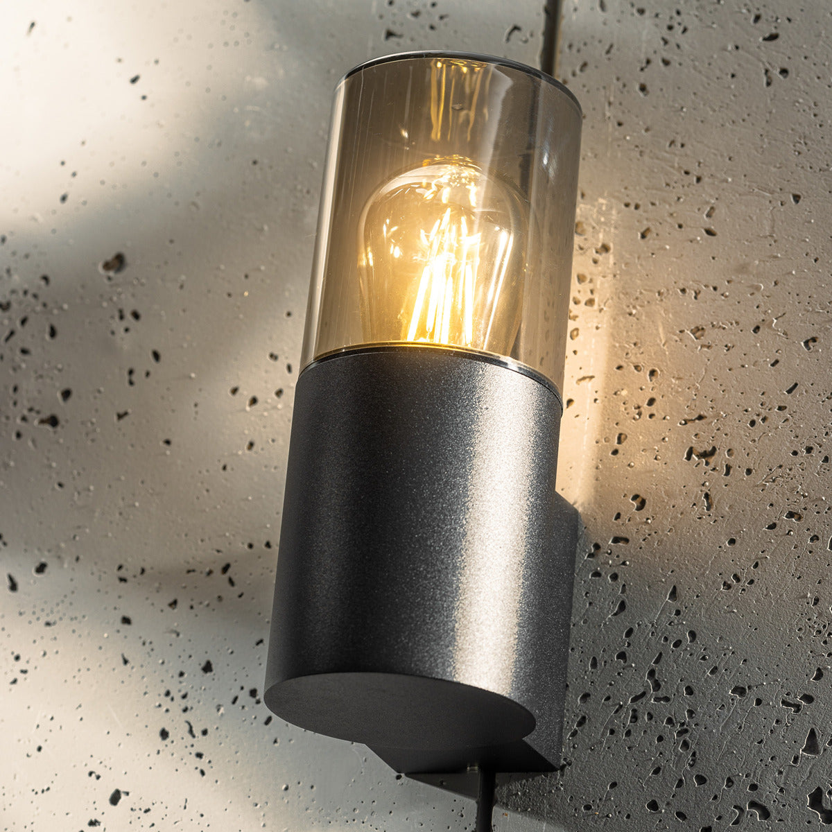 The dark colouration of this lighting body can help it deliver a discrete outdoor decoration for your home, allowing your house to highlight itself better with your chosen lights. What’s more, you can also select other light colours further to enhance the tone of your house’s exterior space!