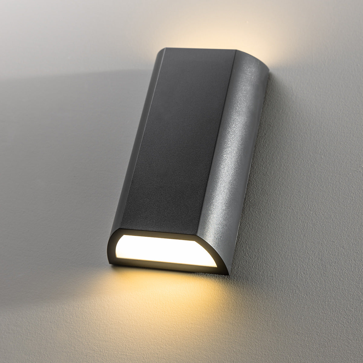 Come explore our premium-quality WILMA dark grey rectangular wall light by CGC! This outdoor wall light provides a double-sided lighting system, with a rectangular shape made of polycarbonate body, making it weather and rust-proof with opal diffusers.